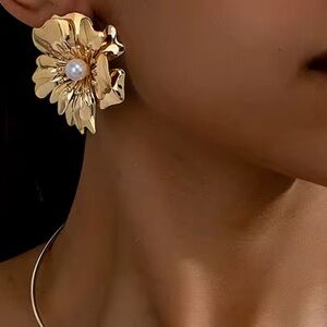 ZARA lux unique Gold Floral Pearl Earrings